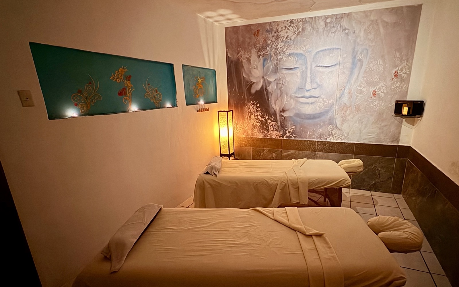 Interior de cabina con velas encendidas